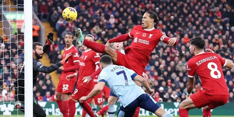 Van Dijk là mẫu trung vệ có lối chơi mạnh mẽ nhưng vẫn rất thông minh